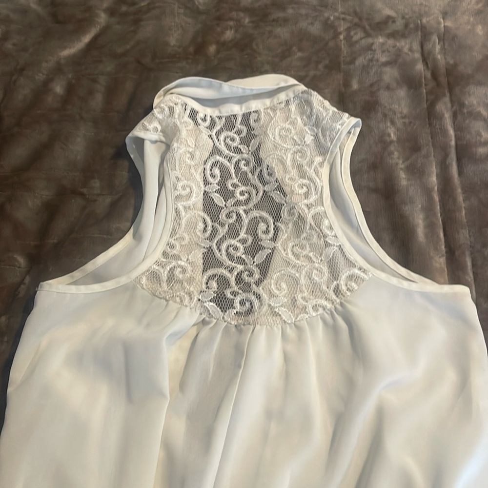 Classy white top, lace and gold details